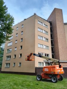 Bedrijfspand reinigen met hoogwerker